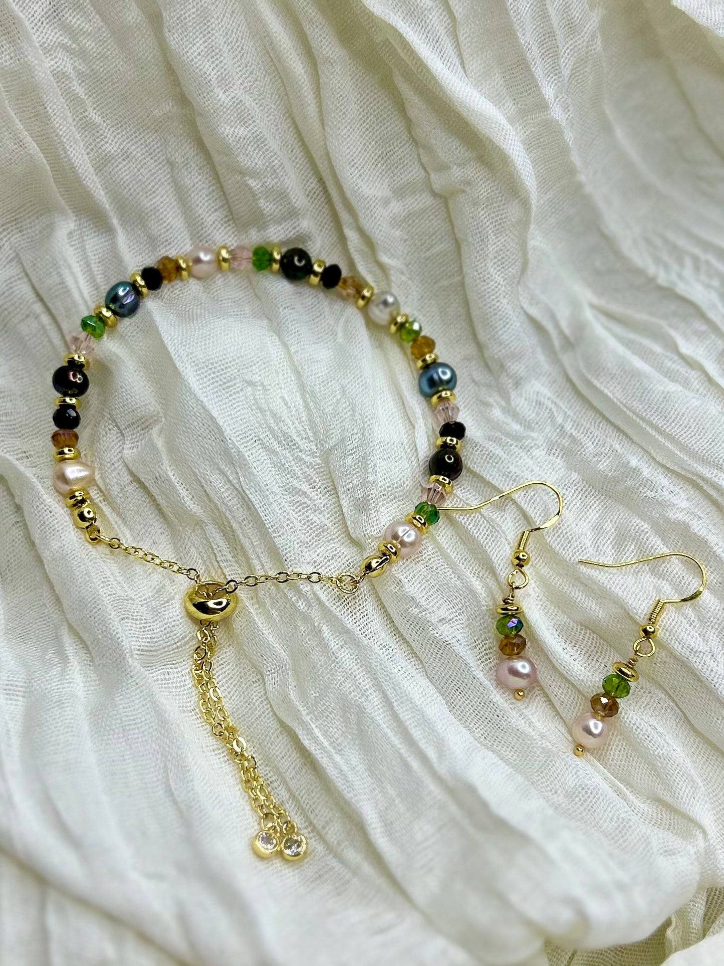 Cultured Freshwater Pearls Bracelet and Earrings set